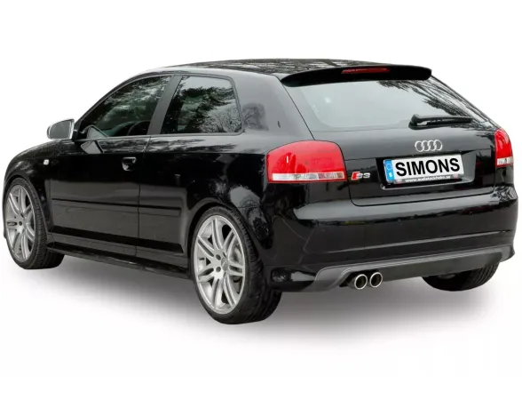 Achteraanzicht van een zwarte Audi S3 8PA Sportback met Simons roestvrijstalen sportuitlaat. Kentekenplaat met "Simons" belettering. De dubbele uitlaatpijpen zijn zichtbaar. Zilverkleurige velgen, auto tegen een witte achtergrond.