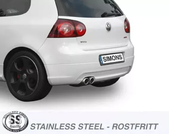 Achteraanzicht van een witte Golf V met gemonteerde RVS sportuitlaat 2x80 mm van Simons. De auto heeft donkere velgen en op de kentekenplaat staat "Simons". Op de voorgrond staat een logo met "STAINLESS STEEL - ROSTFRITT".