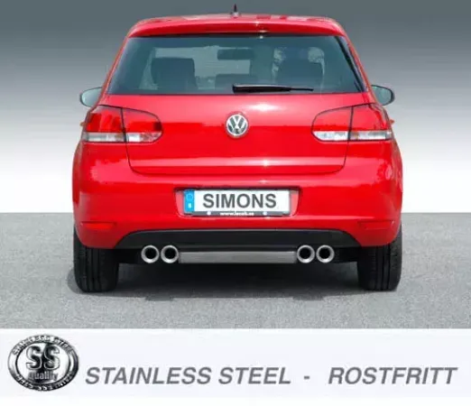 Achteraanzicht van een rode VW Golf VI met gemonteerde Simons Duplex sportuitlaat. De uitlaatpijpen zitten links en rechts. Op de kentekenplaat staat de naam van de fabrikant "Simons".