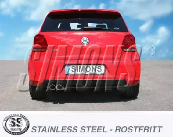 Achteraanzicht van een rode Polo GTI met een roestvrijstalen sportuitlaatsysteem van Simons. Duplex uitlaatpijpen links, kentekenplaathouder, VW logo en achterlichten zijn zichtbaar. Op de achtergrond is een blauwe lucht te zien.