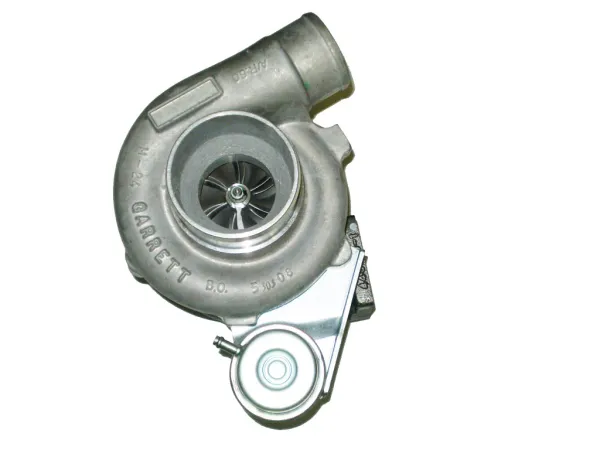 Een grijze, metallic Garrett GT2860R turbocompressor, van bovenaf licht schuin gefotografeerd, toont het ronde compressorhuis met Garrett logo. Binnenin is het compressorwiel met precieze schoepen zichtbaar. Onder zit een regeleenheid.