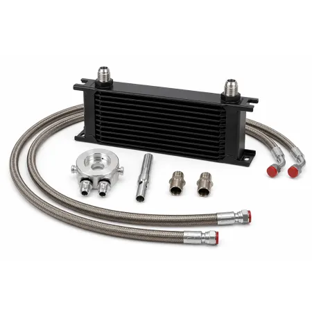 Complete oliekoelerkit voor VW VR6-motoren: zwarte 10-rijige oliekoeler, twee stalen slangen met rode eindkappen, zilverkleurige ronde oliefilteradapter, verlengschroef en twee aansluitstukken. Witte achtergrond.