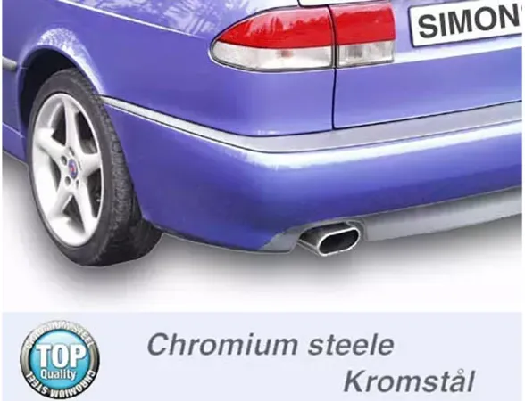 Achteraanzicht van een blauwe SAAB 9-3 Aero. Het achterlicht, een band en een hoekige chroomstalen uitlaat van het Simons sportuitlaatsysteem zijn te zien. De uitlaat zit in het midden onder de bumper.