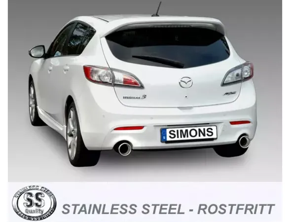 Achteraanzicht van een witte Mazda 3 MPS MK2 met duplex sportuitlaatsysteem van Simons. De 114 mm diameter uitlaatpijpen zitten links en rechts. Op de kentekenplaat staat het opschrift "Simons".