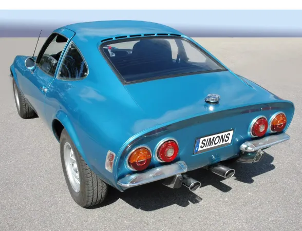 Achteraanzicht van een turquoise gekleurde Opel GT 1900 met duplex sportuitlaatsysteem van Simons. Op de kentekenplaat staat de merknaam. Er zijn twee ovale uitlaatpijpen zichtbaar, ingebed in de chromen bumper onder de ronde achterlichten.