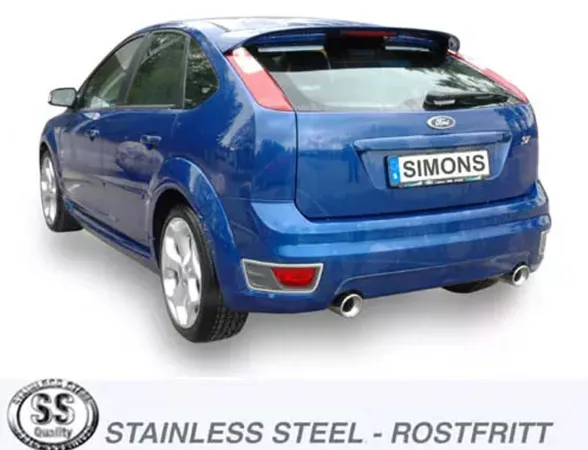 Achteraanzicht van een blauwe Ford Focus ST met gemonteerde Simons roestvrijstalen sportuitlaat. De uitlaatpijpen van het uitlaatsysteem, de kentekenplaat met het opschrift "Simons" en het "Stainless Steel"-logo zijn zichtbaar.
