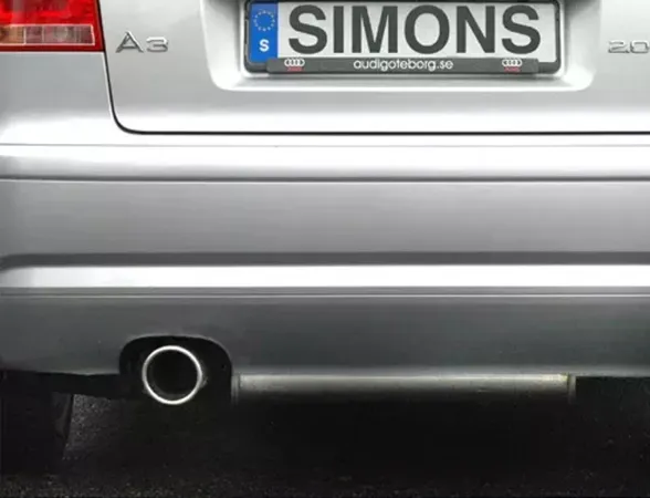 Close-up van de achterkant van een zilverkleurige Audi A3 (8P) met een Simons roestvrijstalen sportuitlaat. De uitlaat is 1x100 mm en op de kentekenplaat staat "Simons".
