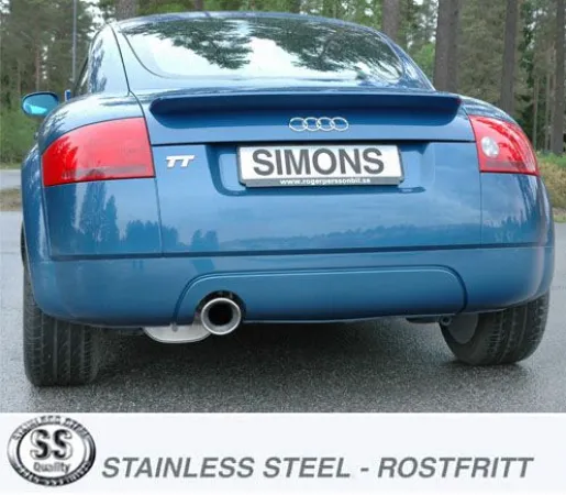 Achteraanzicht van een blauwe Audi TT 8N met achterspoiler. De focus ligt op de Simons roestvrijstalen sportuitlaat met een enkele, ronde uitlaat. Nummerplaat met het opschrift "Simons". Een logo met het opschrift "Stainless Steel" onderaan de foto.