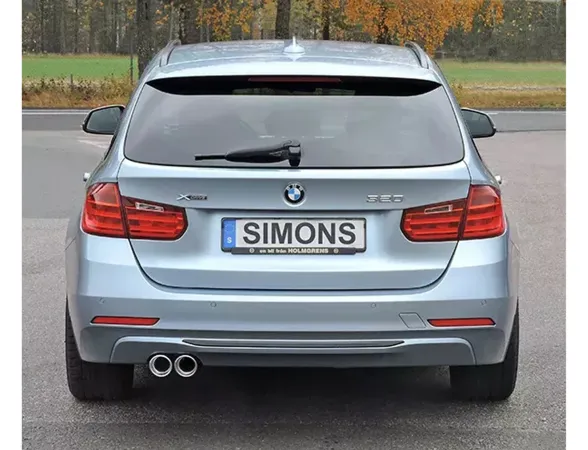 Achteraanzicht van een zilverkleurige BMW F30 Touring. Nummerplaat met "SIMONS" opschrift. Linksonder is het Simons roestvrijstalen sportuitlaatsysteem met 2 uitlaatpijpen (80 mm) zichtbaar. Rode achterlichten en bumper herkenbaar.