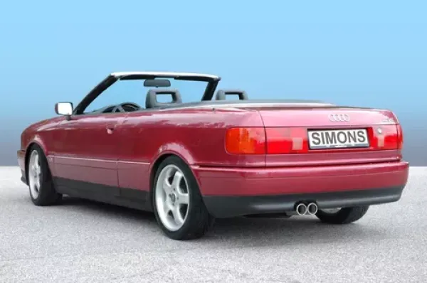 Een rode Audi 80 Cabriolet van achteren, op het kenteken staat "Simons". De twee uitlaatpijpen van het Simons roestvrijstalen sportuitlaatsysteem 2x70 mm zijn linksonder en in het midden te zien.