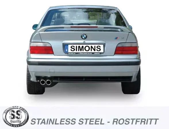 Achteraanzicht van een zilverkleurige BMW E36 met Simons sportuitlaatsysteem. Twinpipe eindstukken zichtbaar onder de bumper. Nummerplaat "Simons" bevestigd. Voertuig met achterspoiler. Logo voor roestvrijstalen kwaliteit zichtbaar.