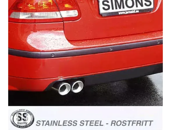 Close-up van de achterkant van een rode SAAB 9-3 met Simons sportuitlaat. Links twee hoekige, zilverkleurige uitlaatpijpen. Onderaan is het Simons logo te zien met "Stainless Steel - Rostfritt" opschrift.