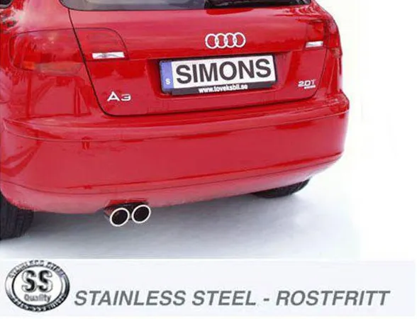 Achteraanzicht van een rode A3 Sportback met Simons nummerplaat en 2x80mm RVS sportuitlaatsysteem. De uitlaat heeft twee gepolijste uitlaatpijpen. Onderaan de foto zie je het logo voor roestvrij staal en "Stainless Steel - Rostfritt".