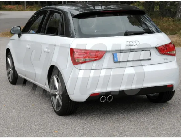 Achteraanzicht van een witte Audi A1 met zwart dak. De achterlichten, het Audi-logo, de kentekenplaat en het Simons roestvrijstalen sportuitlaatsysteem met 2 uitlaatpijpen (2x80 mm) zijn te zien.