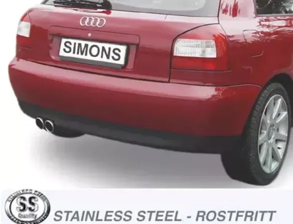 Achteraanzicht van een rode Audi A3 (8L) met Simons RVS sportuitlaat. De uitlaatpijpen (80 mm elk) zijn duidelijk zichtbaar. Op de kentekenplaat staat "Simons". Op de voorgrond staat een logo voor de RVS kwaliteit.