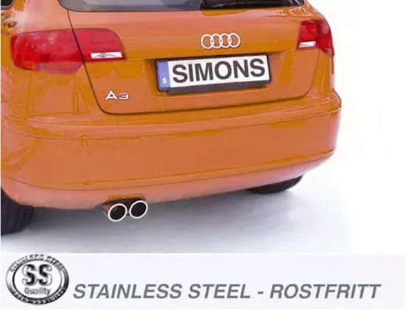 Achteraanzicht van een oranje Audi A3 Sportback. Onder de kentekenplaat met het Simons logo zijn twee ronde, zilverkleurige uitlaatpijpen van het roestvrijstalen sportuitlaatsysteem te zien. Het "Stainless Steel" logo is onderaan de foto te zien.