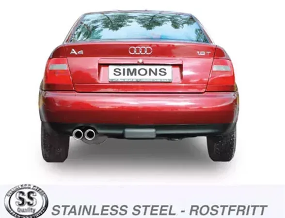 Rode Audi A4 (B5) sedan, achteraanzicht, met Simons kentekenplaat en 2x80mm RVS sportuitlaatsysteem. Gefotografeerd in een lichtgekleurde omgeving met sportieve uitstraling. Onderaan logo "Stainless Steel - Rostfritt".