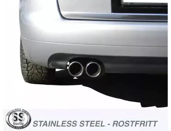 Achteraanzicht van een zilverkleurige Audi A6 (C5). Het Simons roestvrijstalen sportuitlaatsysteem is zichtbaar met twee uitlaatpijpen (2x80 mm). Op de foto is één band afgesneden. De uitlaat is glanzend en schoon.
