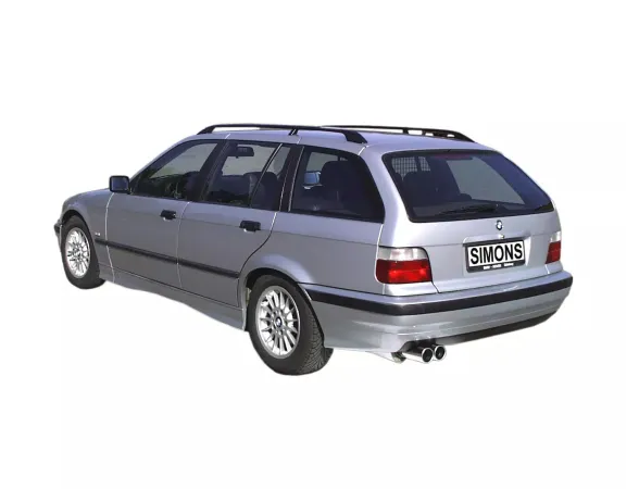 Zilveren BMW E36 Touring, van achteren gefotografeerd. Focus op de achterkant met gemonteerd Simons sportuitlaatsysteem met dubbele 80 mm pijpen. Op de kentekenplaathouder staat Simons. Auto op witte achtergrond.