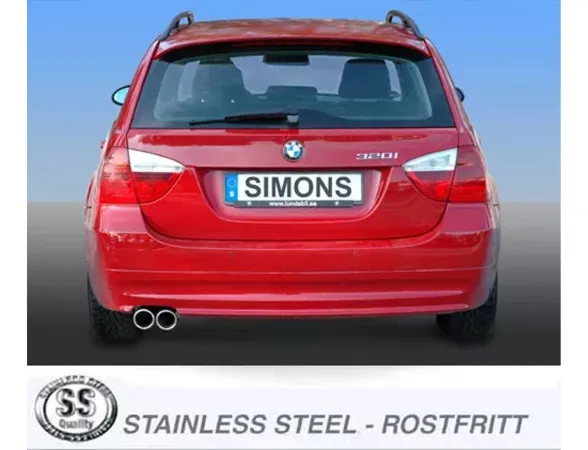 Achteraanzicht van een rode BMW E90 estate met zichtbaar Simons sportuitlaatsysteem. De roestvrijstalen uitlaatpijpen (2x80 mm) zitten links. Op de kentekenplaat staat de merknaam "Simons".