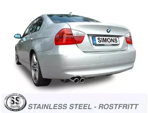 Achteraanzicht van een zilverkleurige BMW E90 LCI met gemonteerd Simons sportuitlaatsysteem. De uitlaatpijpen, 2x80mm, zijn zichtbaar. Kentekenplaat met "Simons" opschrift. Onder: Logo's met "STAINLESS STEEL - ROSTFRITT".