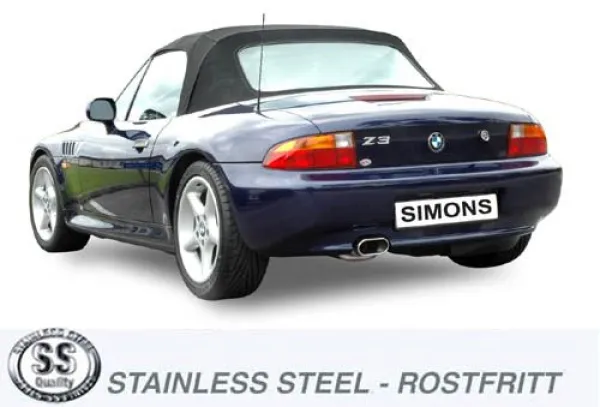 Een blauwe BMW Z3 Roadster met zwarte softtop van achteren. Je ziet de uitlaat van het Simons roestvrijstalen sportuitlaatsysteem. Op de kentekenplaat staat het opschrift "Simons". Het opschrift "Stainless Steel - Rostfritt" onderaan.