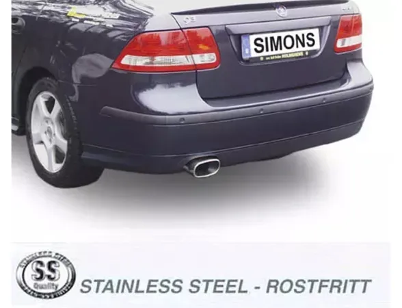 Achteraanzicht van een blauwe SAAB 9-3 met roestvrijstalen sportuitlaatsysteem. De uitlaat is hoekig, 85 x 150 mm groot. Onder de auto staat het opschrift "Stainless Steel - Rostfritt". Op de kentekenplaat staat "Simons".