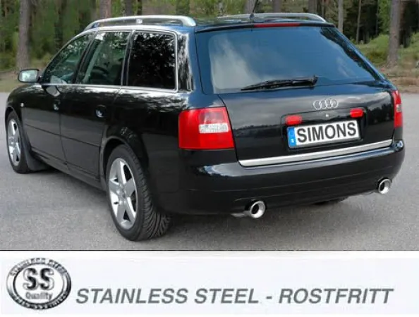Zwarte Audi A6 (C5) Avant/stationwagon, achteraanzicht, met zilverkleurig duplex sportuitlaatsysteem en 100mm uitlaatpijpen. Op de kentekenplaat staat het opschrift "Simons". Op de voorgrond een logo met "Stainless Steel".