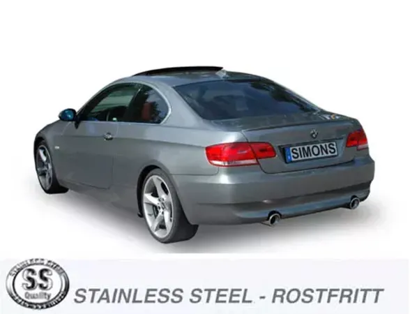 Achteraanzicht van een grijze BMW E90 335i Coupé met duplex sportuitlaat. Twee ronde zilverkleurige uitlaatpijpen zichtbaar. Kentekenplaat met opschrift "Simons". Op de voorgrond logo en tekst "STAINLESS STEEL - ROSTFRITT".