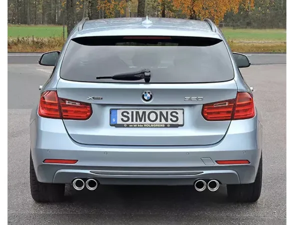 Achteraanzicht van een lichtblauwe BMW F31 Touring met Simons Duplex sportuitlaat. Zichtbaar zijn achterlichten, achterruit met ruitenwisser en vier uitlaatpijpen (80 mm elk). Op de kentekenplaat staat de naam Simons.