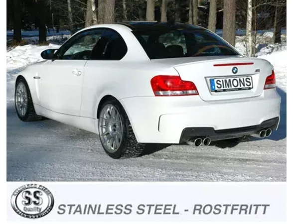 Witte BMW E82 1 Reeks M Coupé in de sneeuw. Achteraanzicht met vier roestvrijstalen uitlaatpijpen van een Simons sportuitlaatsysteem duplex 2x90 mm. Simons Nummerplaat. Logo met opschrift "Stainless Steel" op de voorgrond.
