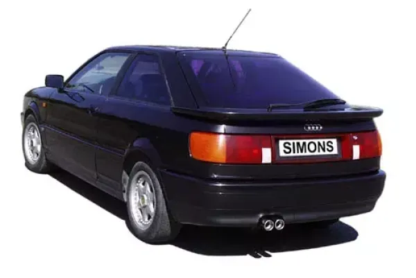 Achteraanzicht van een zwarte Audi Coupé Type 89 met achterspoiler en Simons sportuitlaatsysteem. De uitlaatpijpen zijn 2x70 mm en gemaakt van roestvrij staal. Op de kentekenplaat staat het opschrift "Simons".