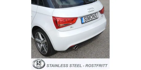 Achteraanzicht van een witte Audi A1. Focus op de Simons RVS sportuitlaat met 1x90 mm uitlaat, onder de bumper. Op de kentekenplaat staat "Simons". Een "Stainless Steel"-logo is zichtbaar onderaan.