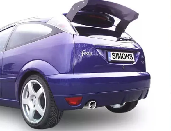 Achteraanzicht van een blauwe Ford Focus RS MK1. De auto heeft een grote achterspoiler en een Simons nummerplaat. De roestvrijstalen sportuitlaat is zichtbaar. Het stuur is zilverkleurig. De letters "Focus" staan op de achterklep.
