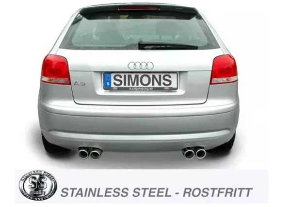 Achteraanzicht van een zilverkleurige Audi A3 met vier uitlaatpijpen van een Simons roestvrijstalen sportuitlaatsysteem. Op de kentekenplaat staat de naam "Simons". Het "Stainless Steel" logo is te zien aan de onderkant van de auto.