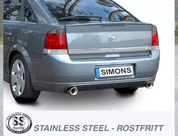 Achteraanzicht van een grijze Opel Vectra C met Simons sportuitlaatsysteem. De duplex uitlaatpijpen, elk 100 mm rond, zijn duidelijk zichtbaar. Op de kentekenplaat staat de Simons belettering. Op de voorgrond is het "Stainless Steel" logo herkenbaar.