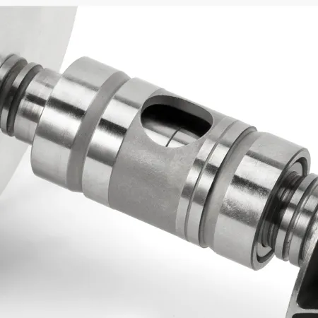 Close-up van een turbocharger upgrade K04-064 Hybrid GEN II onderdeel. Het zilvermetalen onderdeel heeft een cilindrische vorm met ronde uitsparingen en een ovaal gat in het midden. Het ziet er robuust en nauwkeurig vervaardigd uit.