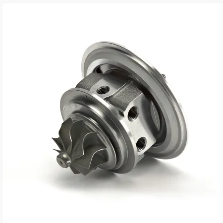 Close-up van een turbocompressor upgrade K04-064 Hybrid GEN II gemaakt van zilverkleurig metaal. Nauwkeurig gefreesd compressorwiel met negen schoepen, ronde behuizingselementen met schroefgaten. Kogellager gemonteerd voor 2.0 TFSI EA888 motoren.