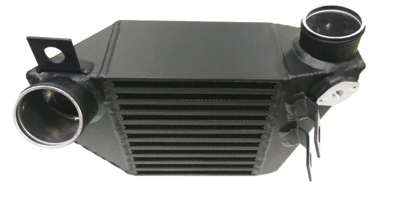 Donkergrijze, volledig aluminium intercooler met zichtbare koelribben. Twee cilindrische verbindingsstukken en gelaste montagebeugels aan de uiteinden. Upgrade-onderdeel voor bijvoorbeeld Golf 4/Audi A3 1.8T voor betere koeling van de laadlucht.