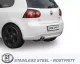 Achteraanzicht van een witte Golf V met gemonteerde RVS sportuitlaat 2x80 mm van Simons. De auto heeft donkere velgen en op de kentekenplaat staat "Simons". Op de voorgrond staat een logo met "STAINLESS STEEL - ROSTFRITT".