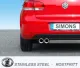 Achteraanzicht van een rode VW Golf VI met gemonteerd roestvrijstalen sportuitlaatsysteem. Het uitlaatsysteem heeft 2 uitlaatpijpen met elk een diameter van 80 mm. Op de nummerplaat staat het opschrift "Simons".