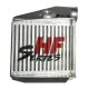 Frontale close-up van een zilverkleurige intercooler uit de HF-serie, die is gemaakt van aluminium en koelribben heeft. Het serielogo is in rood en zwart op de radiateur gedrukt. Bovenaan is een verbindingsstuk zichtbaar.
