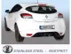 Achteraanzicht van een witte Renault Mégane III RS. Op de kentekenplaat staat het opschrift "SIMONS". In het midden is een enkele, ovale, roestvrijstalen sportuitlaat zichtbaar. Onder de auto staat "STAINLESS STEEL - ROSTFRITT".