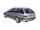 Zilveren BMW E36 Touring, van achteren gefotografeerd. Focus op de achterkant met gemonteerd Simons sportuitlaatsysteem met dubbele 80 mm pijpen. Op de kentekenplaathouder staat Simons. Auto op witte achtergrond.
