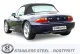 Een blauwe BMW Z3 Roadster met zwarte softtop van achteren. Je ziet de uitlaat van het Simons roestvrijstalen sportuitlaatsysteem. Op de kentekenplaat staat het opschrift "Simons". Het opschrift "Stainless Steel - Rostfritt" onderaan.
