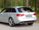 Achteraanzicht van een zilverkleurige Audi A4 Avant/stationwagon (B8) met Simons duplex sportdemper. De uitlaatpijpen (1x100mm) zitten links en rechts. Nummerplaat: "Simons". Geparkeerd op asfalt voor bomen.
