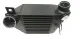 Donkergrijze, volledig aluminium intercooler met zichtbare koelribben. Twee cilindrische verbindingsstukken en gelaste montagebeugels aan de uiteinden. Upgrade-onderdeel voor bijvoorbeeld Golf 4/Audi A3 1.8T voor betere koeling van de laadlucht.