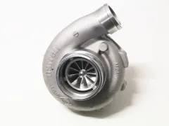 Zilveren Garrett GTX3076R GEN II Super Core-turbocompressor. Metaalglanzende compressorbehuizing met ingeperst Garrett-logo en modelmarkeringen. Compressorwiel zichtbaar, bovenste inlaat voor verse lucht. Op kogellagers, zonder uitlaatgashuis.