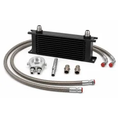 Complete oliekoelerkit voor VW VR6-motoren: zwarte 10-rijige oliekoeler, twee stalen slangen met rode eindkappen, zilverkleurige ronde oliefilteradapter, verlengschroef en twee aansluitstukken. Witte achtergrond.